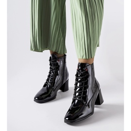 Schwarze Lackstiefeletten von Vinceza 1