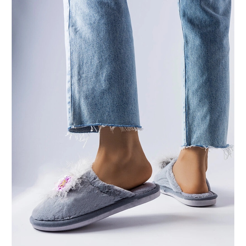 Graue warme Hausschuhe mit Moly-Blumen 2