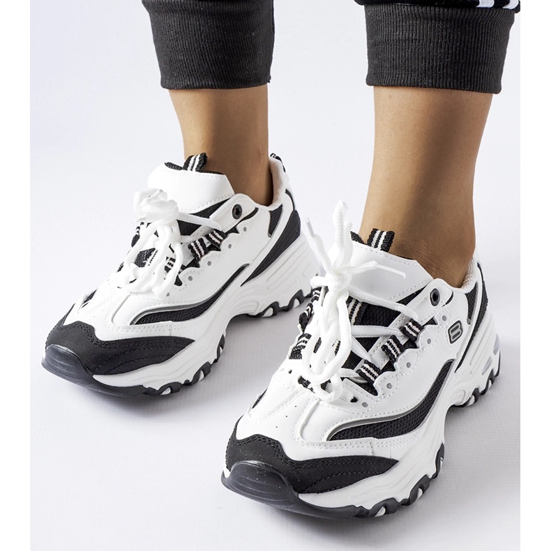 Weiße und schwarze Sport-Sneaker von Kouri 1