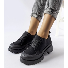 Schwarze Schuhe mit massiver Spitzensohle 1