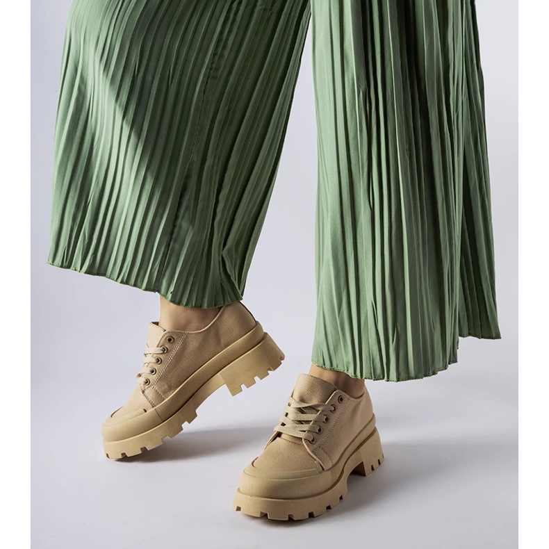 Braune Schuhe mit massiver Spitzensohle 1