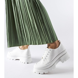 Weiße Schuhe mit massiver Spitzensohle 1