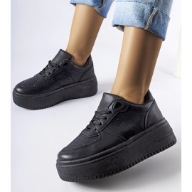 Schwarze Turnschuhe auf der Kassab-Plattform 1