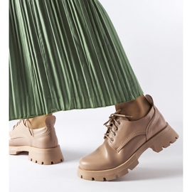 Beigefarbene Schuhe mit mattem Charleston-Finish 1