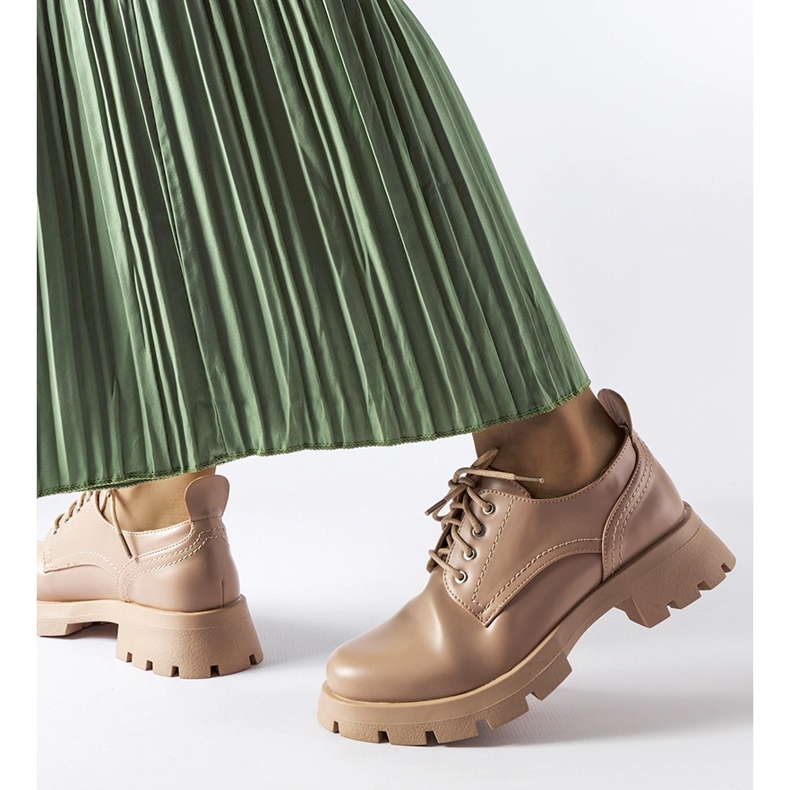 Beigefarbene Schuhe mit mattem Charleston-Finish 1