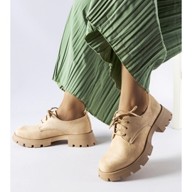 Beigefarbene Schuhe mit massiver Sohle von Coleman 1