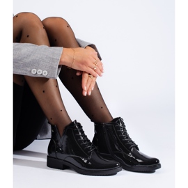 Schwarze Schnürstiefeletten von Vinceza aus Lackleder 2