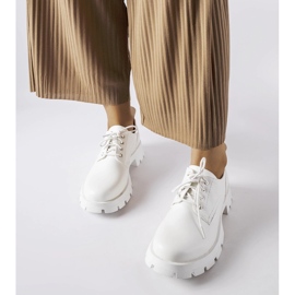 Weiße Schuhe mit mattem Charleston-Finish 1