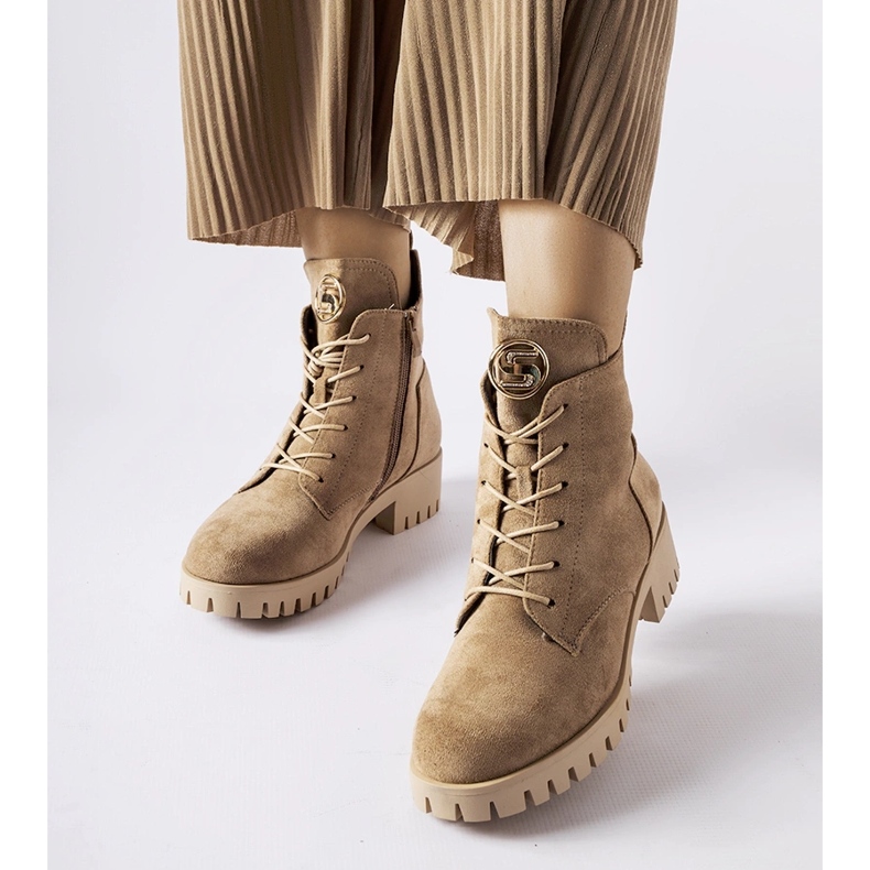 Beige isolierte Noha-Öko-Wildlederstiefel 1