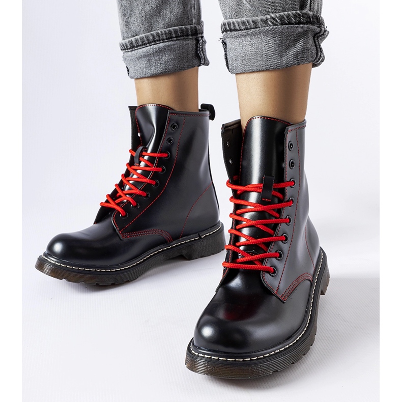 Inna Schwarze Stiefel, verziert mit rotem Rocco-Faden 1