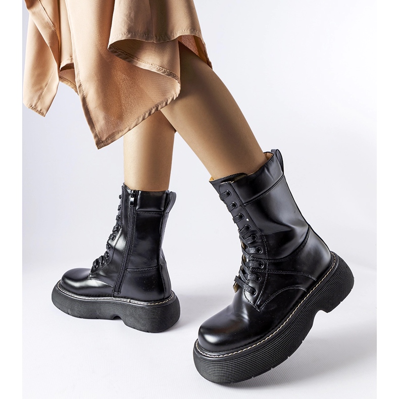 Schwarze isolierte Arbeiterstiefel auf der Davi-Plattform 1