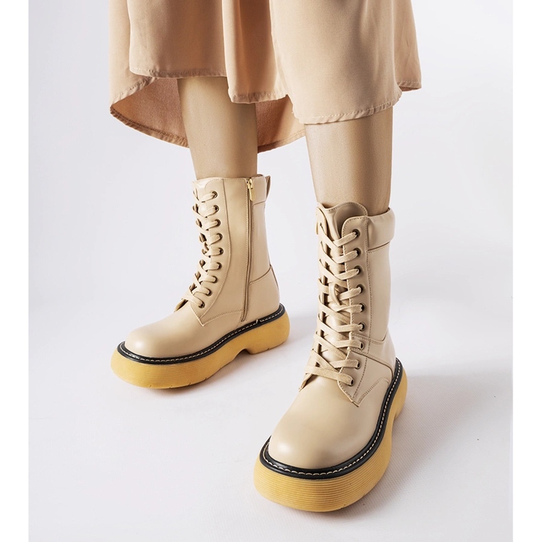 Beige isolierte Arbeiterstiefel auf der Davi-Plattform 1