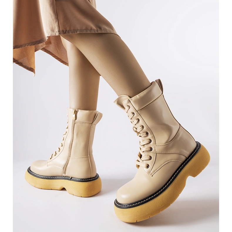 Beige isolierte Arbeiterstiefel auf der Davi-Plattform 2