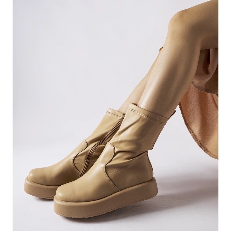 Beige Stiefeletten auf der Shadid-Plattform 2