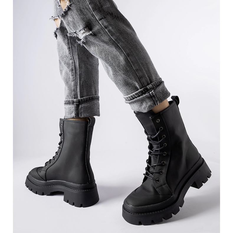 Inna Schwarze Sneakers mit mattem Thiery-Finish 1