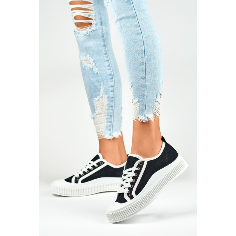 Schwarze Damen-Sneaker mit weißer Sohle 2