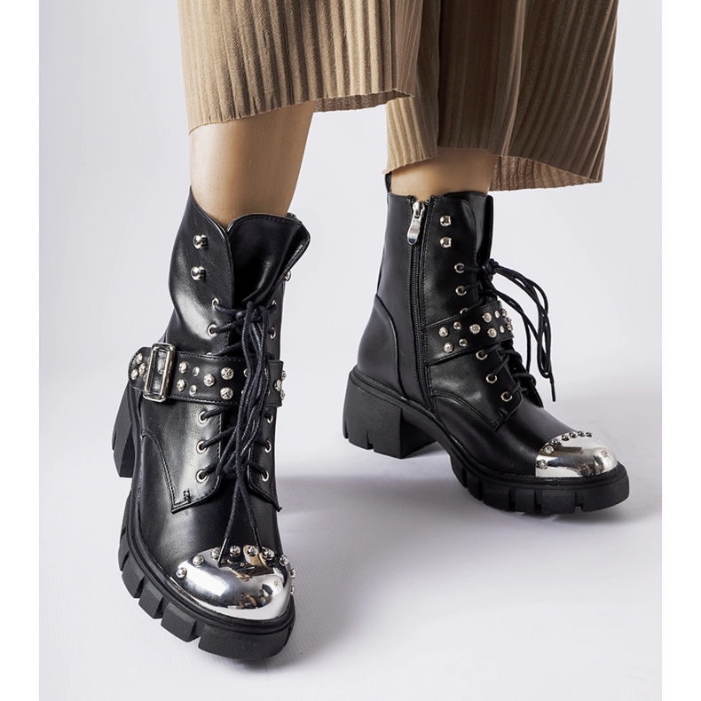 Schwarze dekorative Stiefel mit flachem Absatz von Garret 1