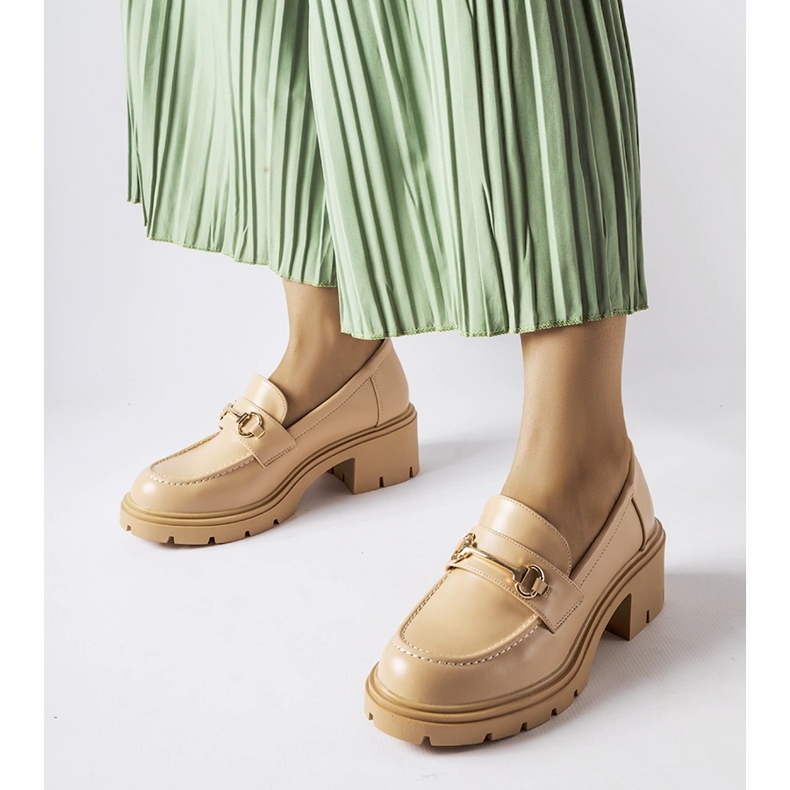 Beigefarbene Schuhe mit hohen Absätzen von Fabrizio 1