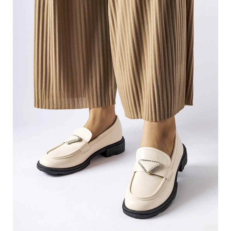 Beigefarbene Mokassins, verziert mit Marsilius-Strasssteinen 1