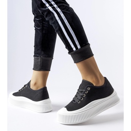 Schwarze Turnschuhe auf einem dicken weißen Rina-Plateau 1