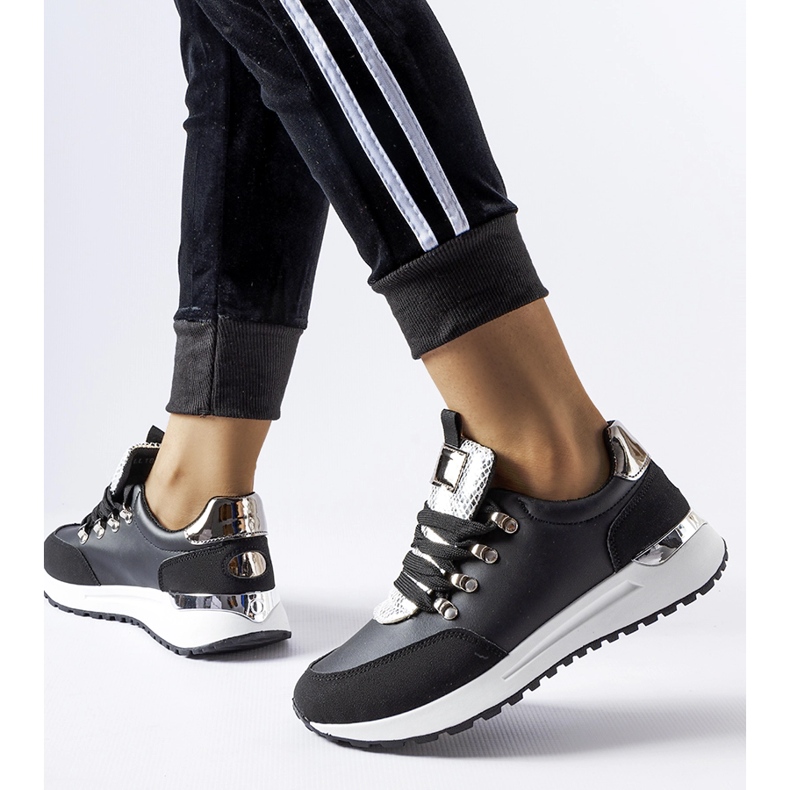 Schwarze Sneakers mit silberner Frum-Dekoration 1