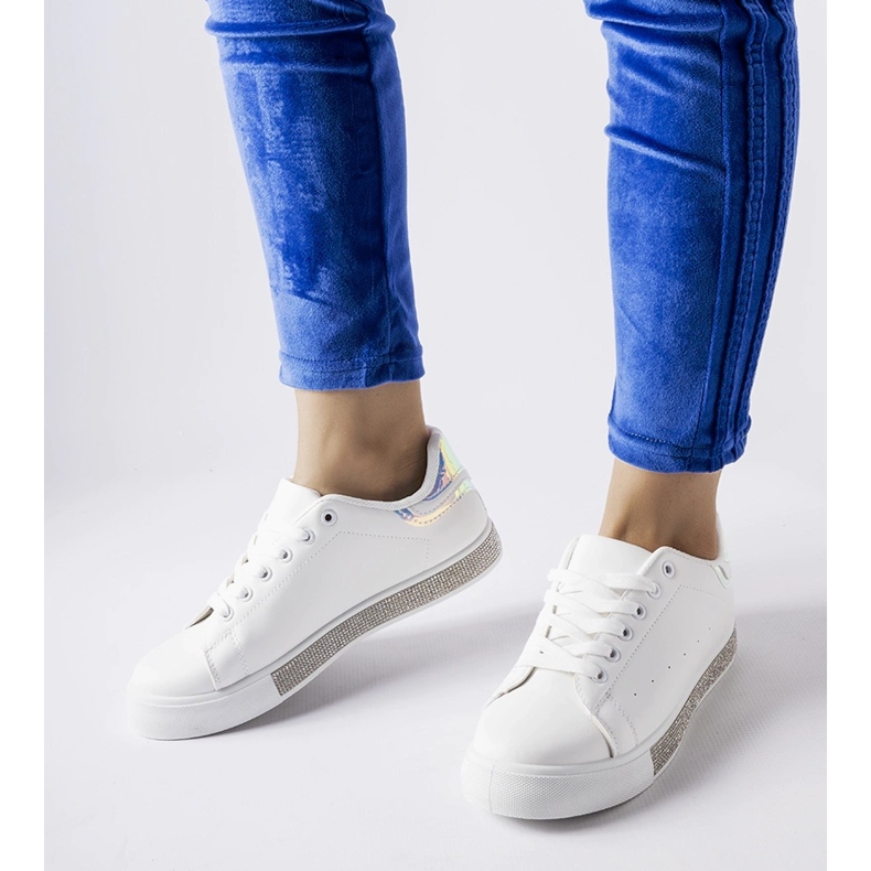 Weiße klassische Sneakers mit Dina-Strasssteinen 1