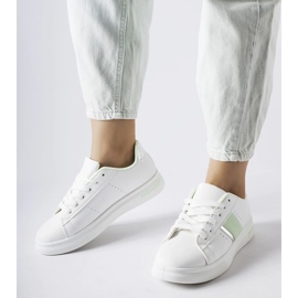 Weiße Sportschuhe mit mintfarbenen Accessoires von Marei 1