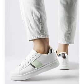Weiße Sportschuhe mit mintfarbenen Accessoires von Marei 2