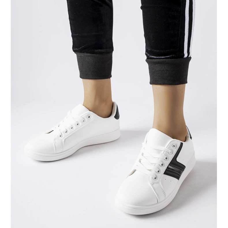 Weiße Sneakers mit schwarzen Rizzo-Einsätzen 1