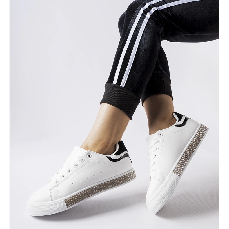 Weiße und schwarze Sneakers mit Dina-Strasssteinen 2