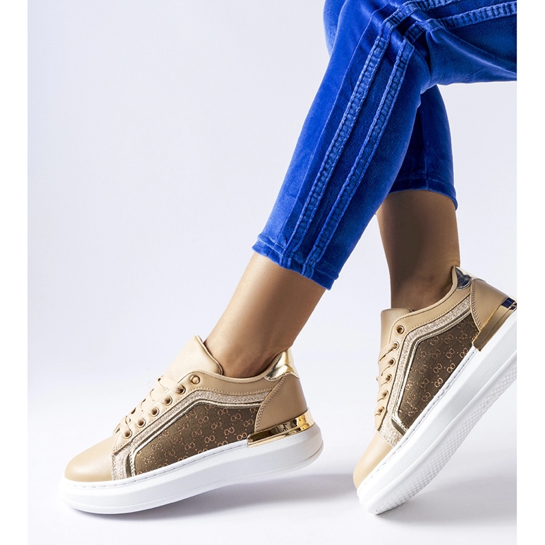 Beigefarbene, mit Glitzer verzierte Schuhe auf der Leo-Plattform 1