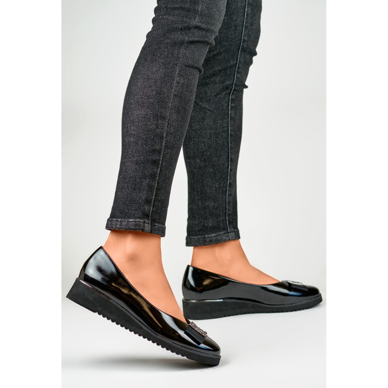 Schwarze Lackpumps mit niedrigem Keilabsatz 1