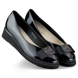 Schwarze Lackpumps mit niedrigem Keilabsatz 2