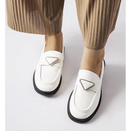 Weiße Mokassins, verziert mit Marsilius-Strasssteinen 1