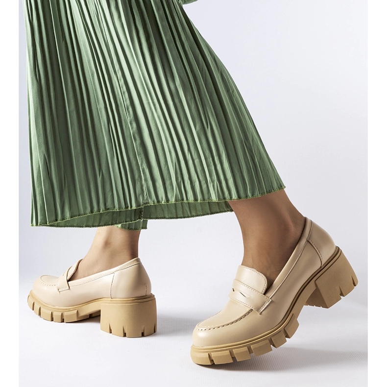 Beige klassische Mokassins mit Dina-Block 1