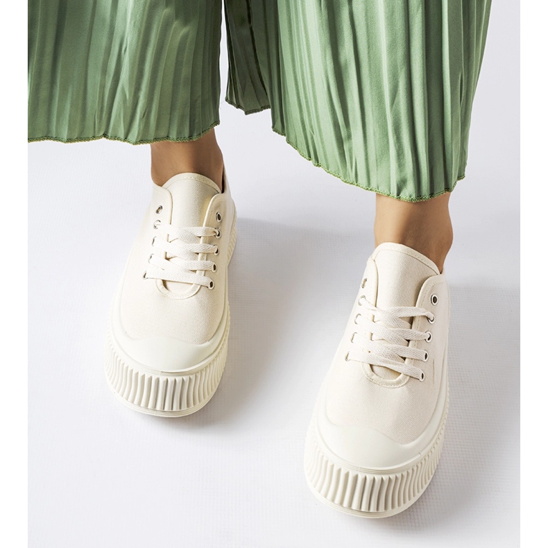 Beigefarbene Sneakers auf einem dicken Rina-Plateau 1