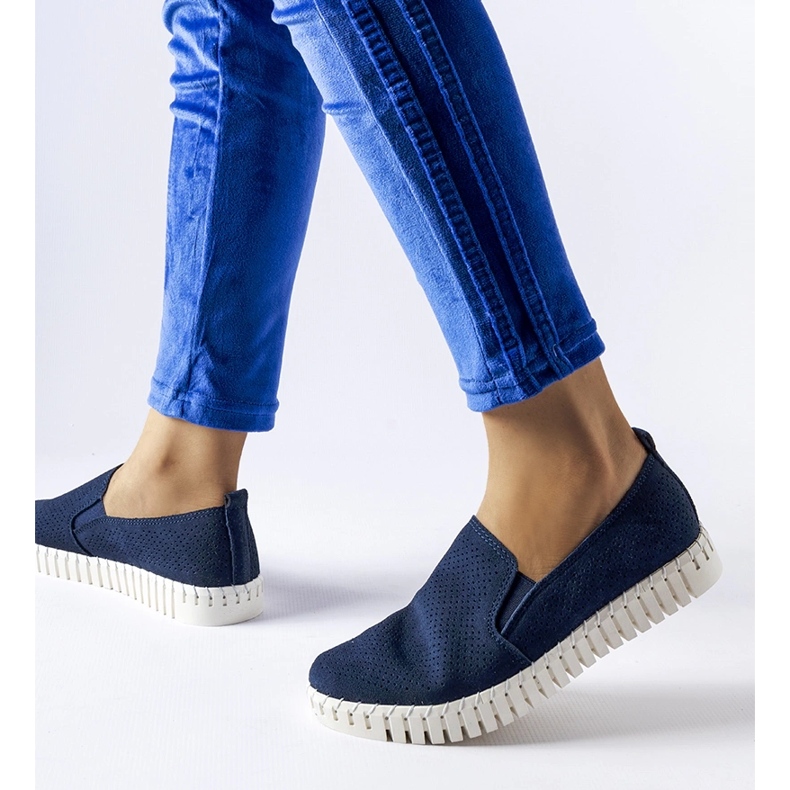 Marineblaue, durchbrochene Sneakers von Madiha 1