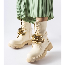 Beigefarbene Wanderstiefel mit Galar-Kette 1