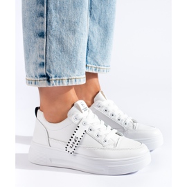 Weiße Turnschuhe auf der Shelovet-Plattform 2