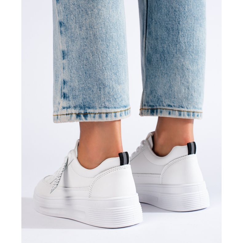 Weiße Turnschuhe auf der Shelovet-Plattform 1