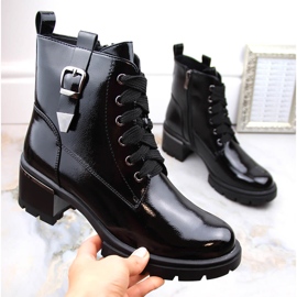 Isolierte Damenstiefel aus Lackleder mit hohen Absätzen, schwarz, S.Barski 1