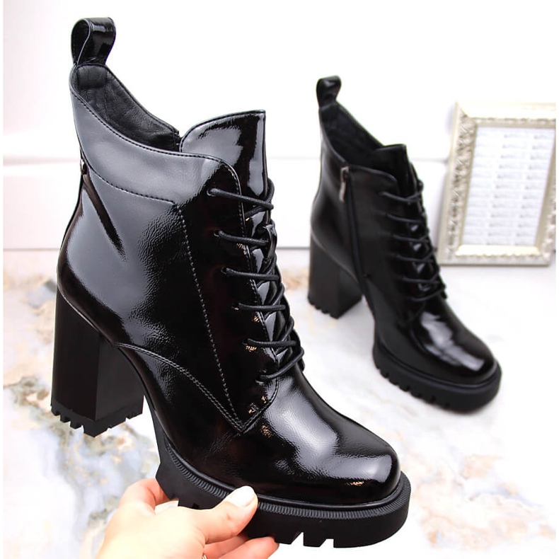 Isolierte Damen-Stiefeletten aus Lackleder, schwarz, S.Barski 1