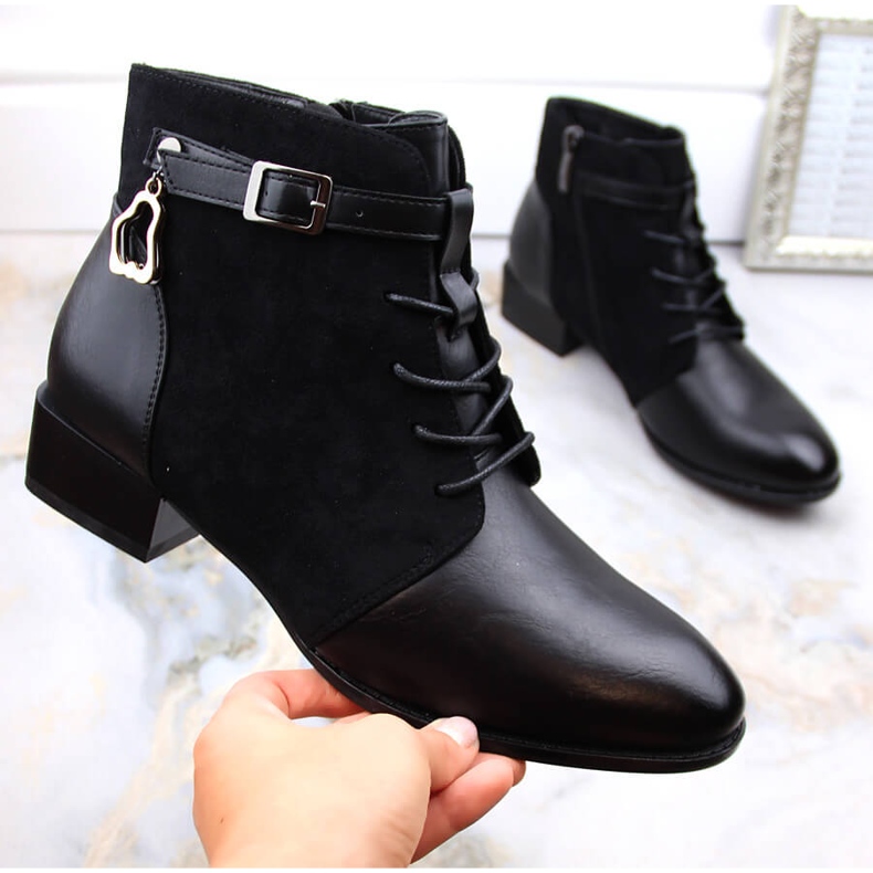 Schwarze isolierte Damenstiefel mit flachem Absatz Potocki SZ12260 1