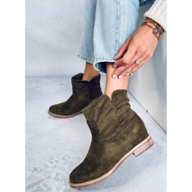 Stiefel auf einem versteckten Hirschgrün-Keil 2