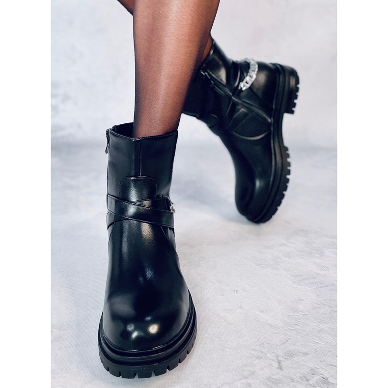 Cindy Schwarze Stiefeletten mit Kette 1