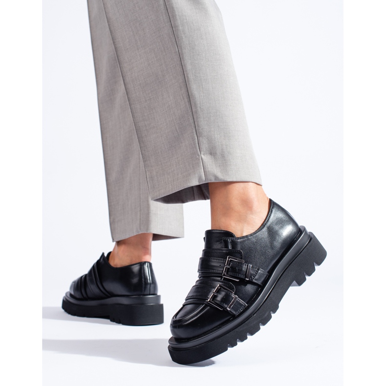 Schwarze Schuhe mit dicker Shelovet-Sohle 2