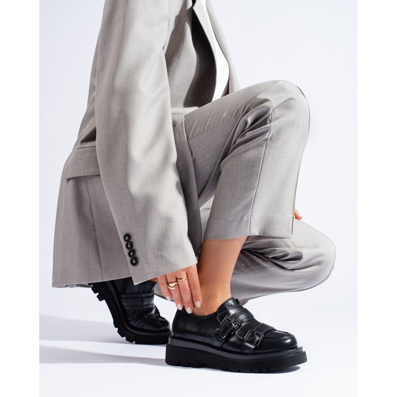 Schwarze Schuhe mit dicker Shelovet-Sohle 1