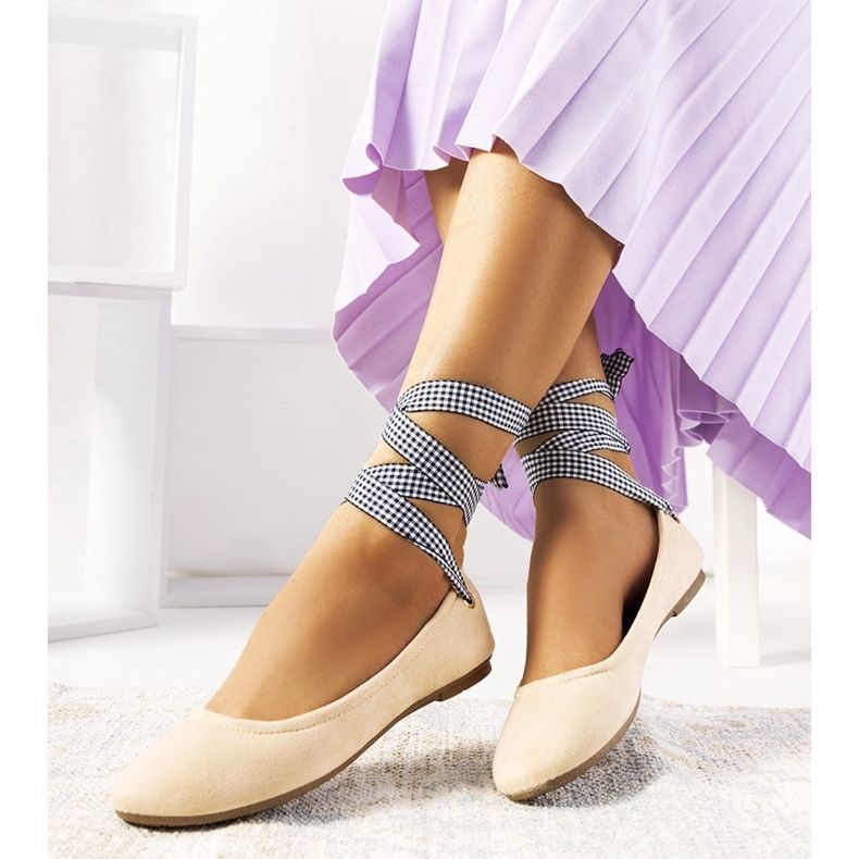 BM Beige Ballerinas mit Acro-Schleife 1