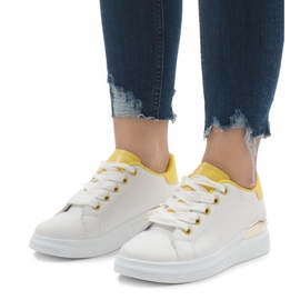 Weiße Sneaker auf der 353er Plattform 1