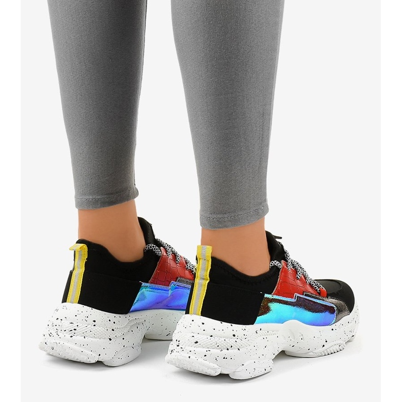 Schwarze Turnschuhe verziert mit HL-03 1